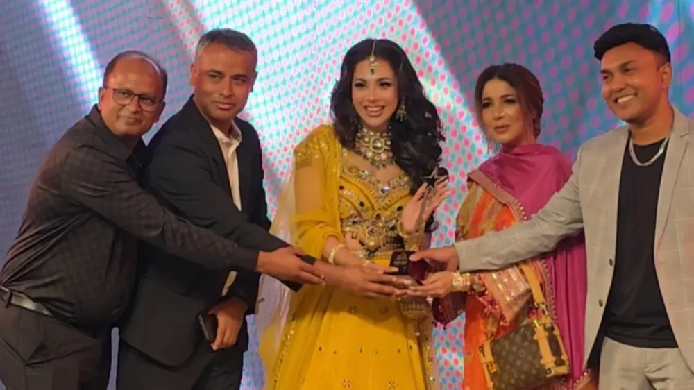 গ্ল্যামারাস ‘বাংলাদেশ ফ্যাশন রানওয়ে উইক’ মঞ্চে বিশেষ সম্মাননায় ভূষিত মডেল ও অভিনেত্রী সানজিদা তাসনীম